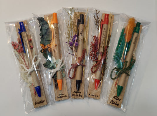 Kugelschreiber personalisiert Geschenk mit Trockenblumen Deko Pappe individueller Gravur blau Kuli Stift Gastgeschenk Geschenk Gift