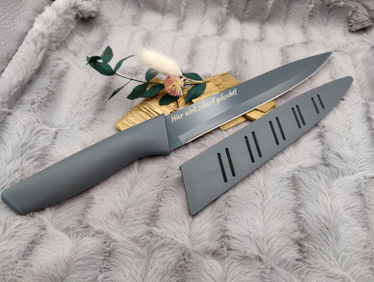 Personalisiertes Tranchiermesser mit Gravur | Scharfes Fleischmesser Edelstahl 19,5 cm | Individuelles Bratenmesser mit Name & Klingenschutz
