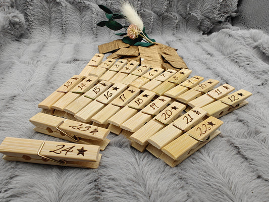Adventskalender 24 Klammern klein mit Gravur Wäscheklammern Bambus Holz 6 x 1,3 cm Geschenk