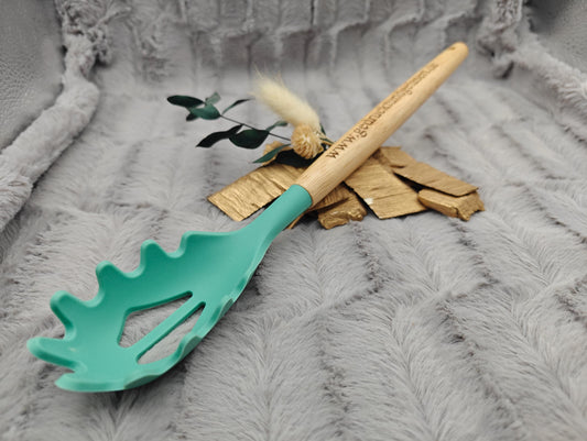 Nudelkelle personalisiert Spaghettikelle Silikon personalisiert Holz mintgrün kochen ca. 30,5 cm lang mit Gravur