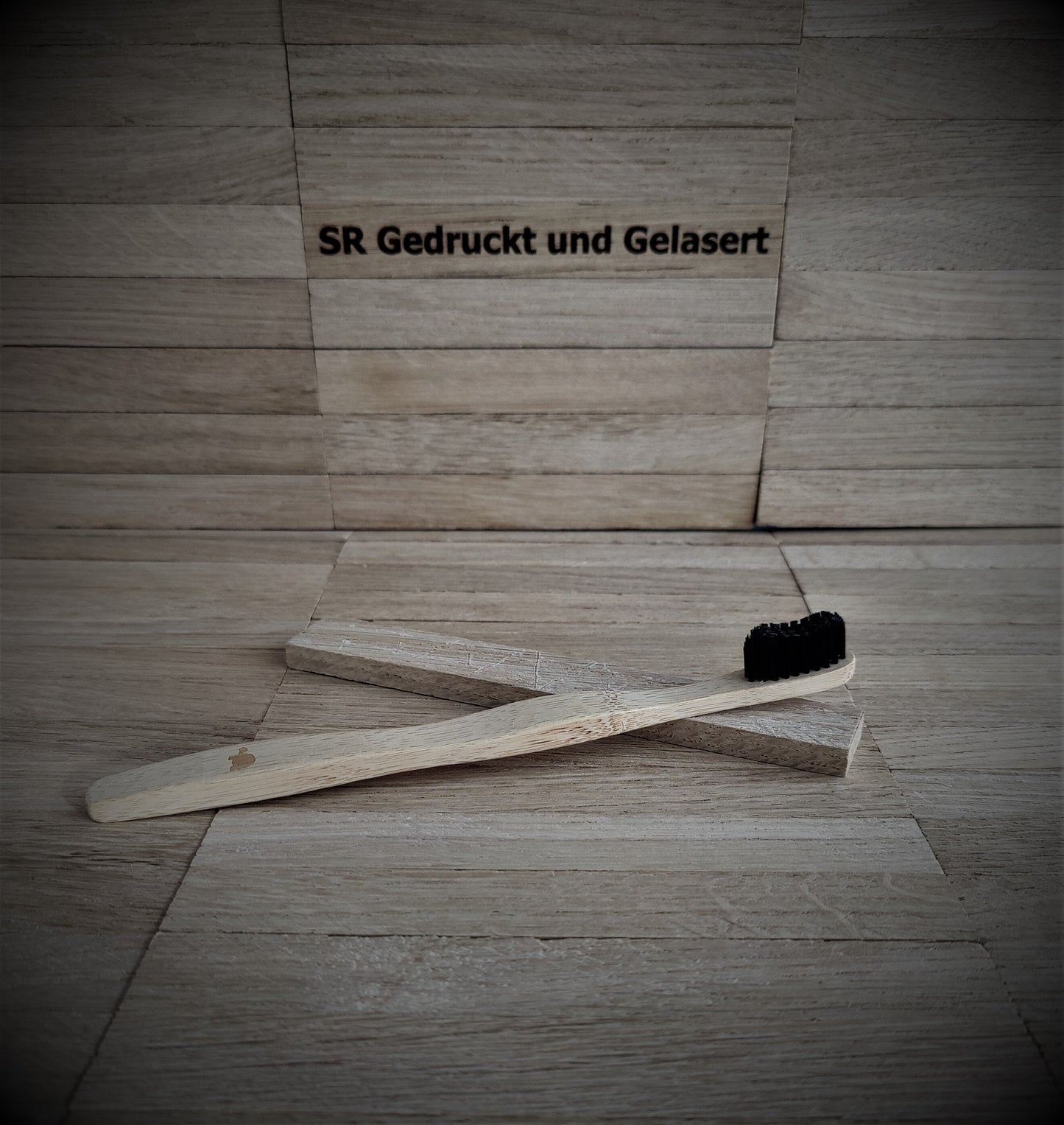 Zahnbürste aus Bambus mit Aktivkohleborsten Outdoor Freakz mit individueller Gravur Vegan natürlich  Geschenk