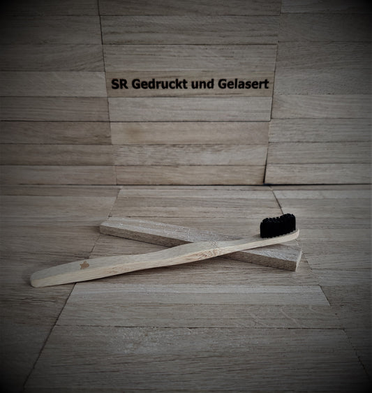 Zahnbürste aus Bambus mit Aktivkohleborsten Outdoor Freakz mit individueller Gravur Vegan natürlich  Geschenk