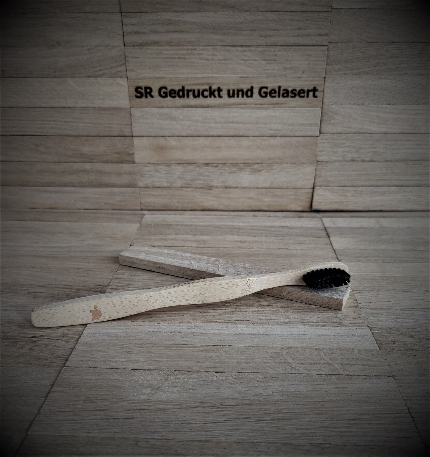 Zahnbürste aus Bambus mit Aktivkohleborsten Outdoor Freakz mit individueller Gravur Vegan natürlich  Geschenk
