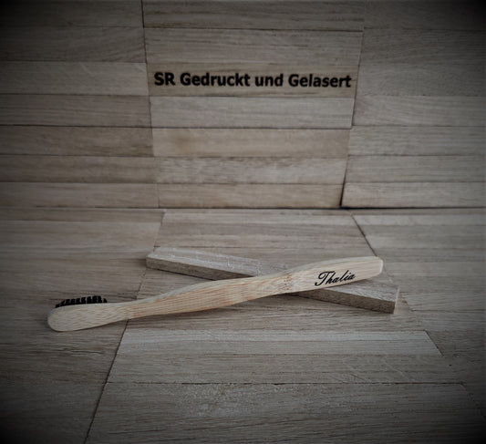 Zahnbürste aus Bambus mit Aktivkohleborsten Outdoor Freakz mit individueller Gravur Vegan natürlich  Geschenk