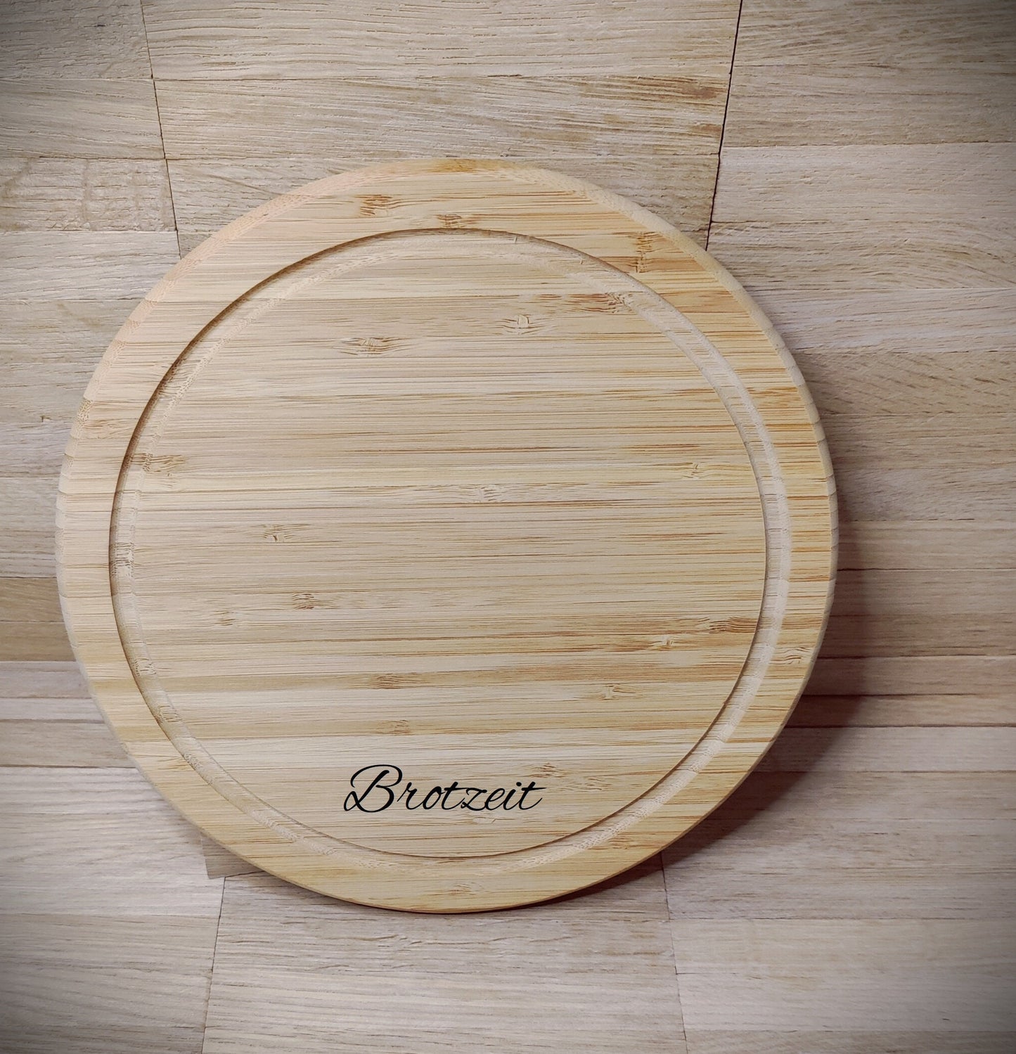 Schneidebrett rund aus Bambus 25 x 1,5 cm mit Wunschgravur Vesperbrett Schneidbrett Brett Brettchen Frühstücksbrett Geschenk
