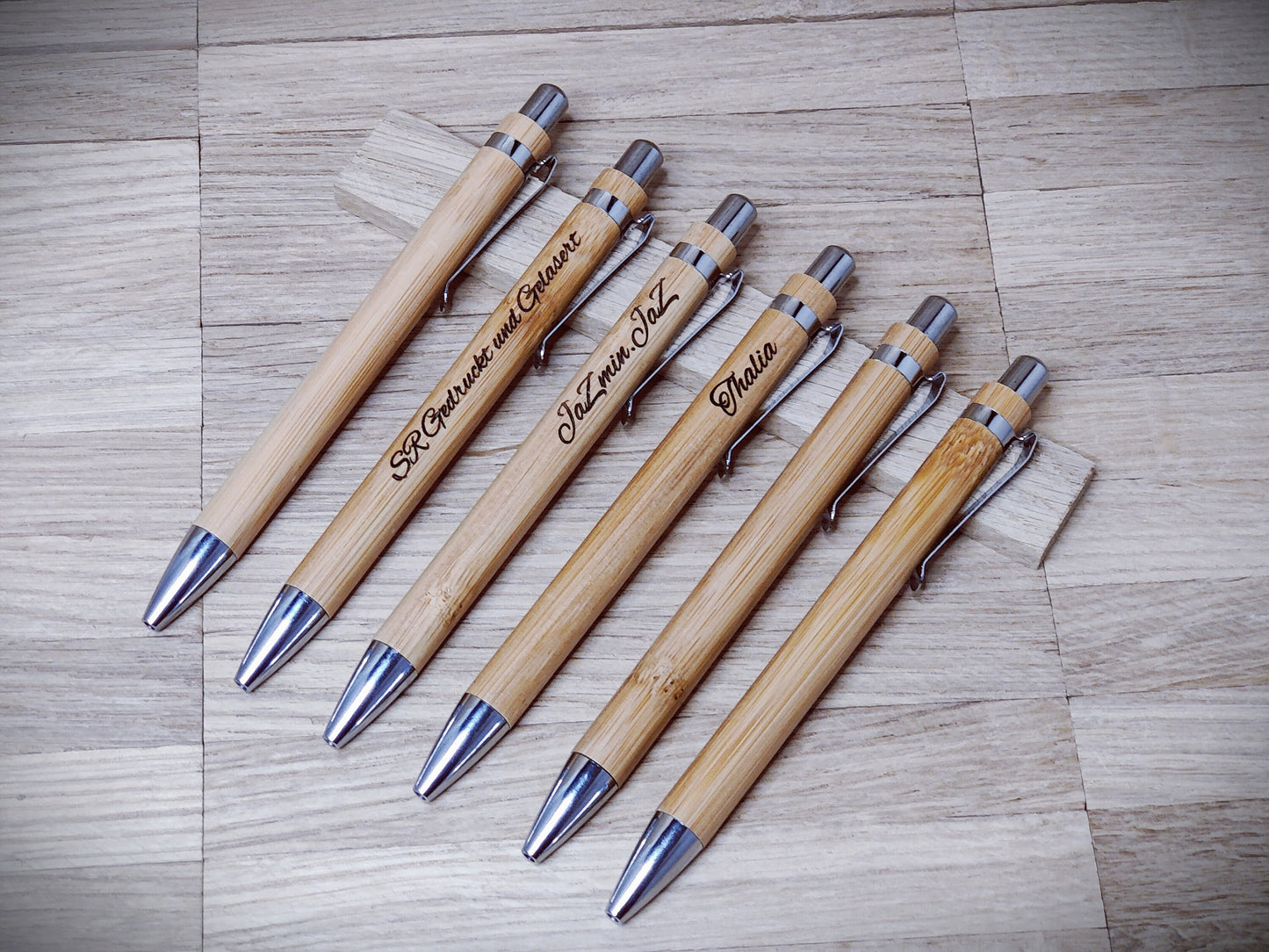 Kugelschreiber personalisiert aus Bambus mit Samtetui mit Kordel individueller Gravur Holzkugelschreiber Holz Gastgeschenk Geschenk