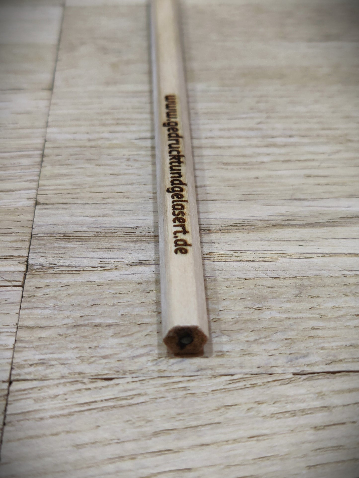 Personalisierter Bleistift mit Gravur | Gastgeschenk Hochzeit & Kommunion | Platzkarte Alternative | Bleistift mit Namen für Schultüte