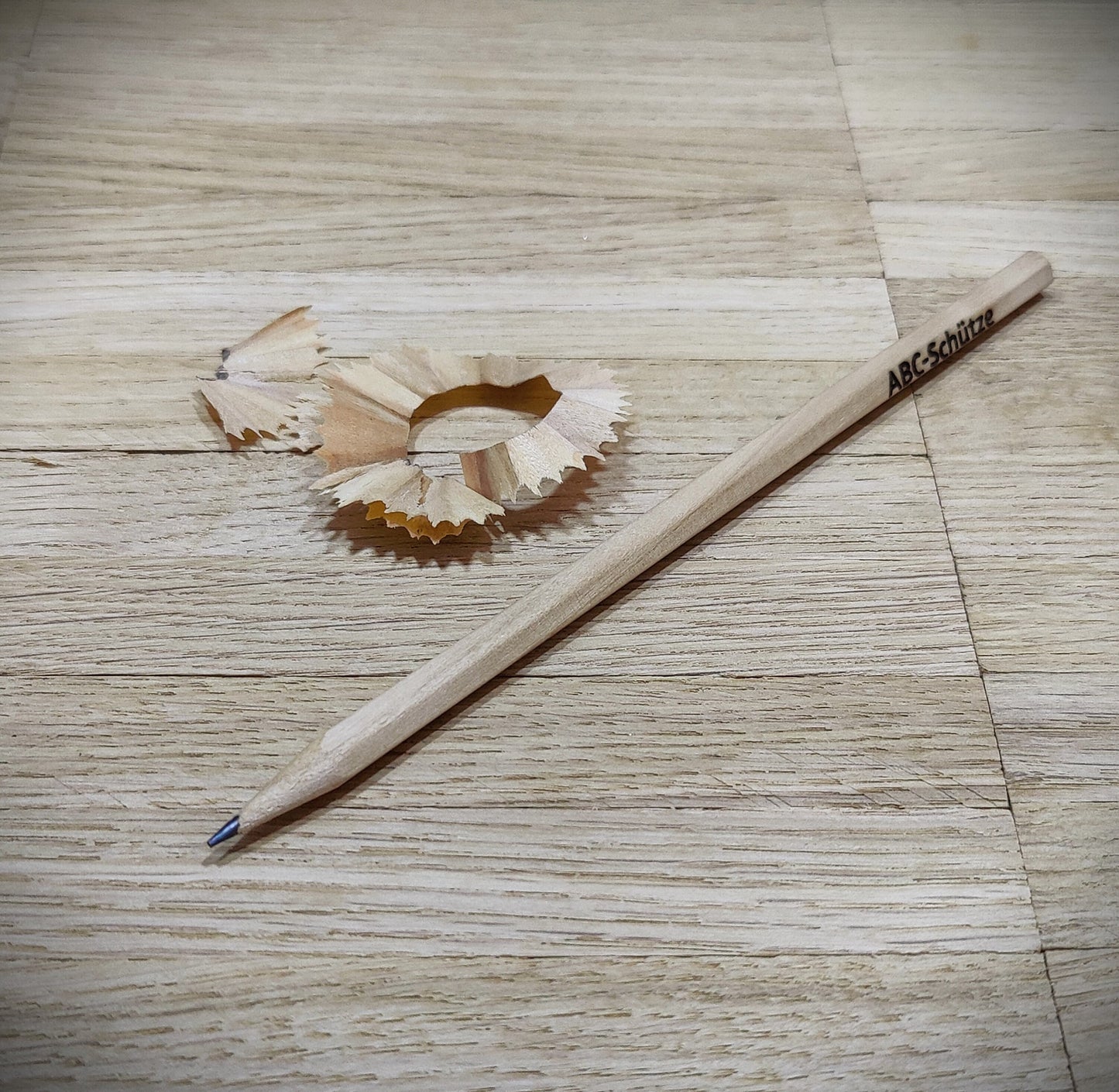 Personalisierter Bleistift mit Gravur | Gastgeschenk Hochzeit & Kommunion | Platzkarte Alternative | Bleistift mit Namen für Schultüte