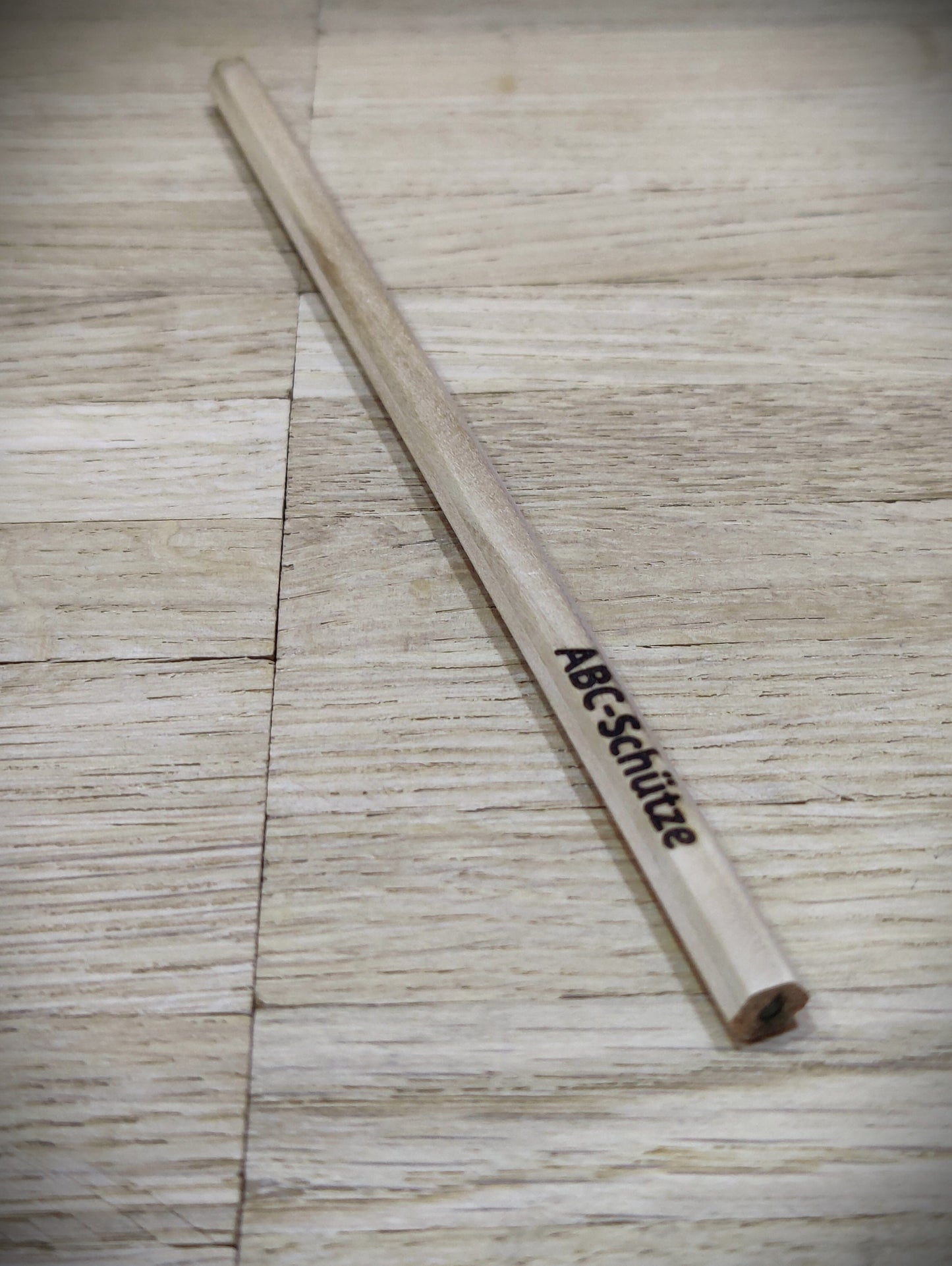 Personalisierter Bleistift mit Gravur | Gastgeschenk Hochzeit & Kommunion | Platzkarte Alternative | Bleistift mit Namen für Schultüte
