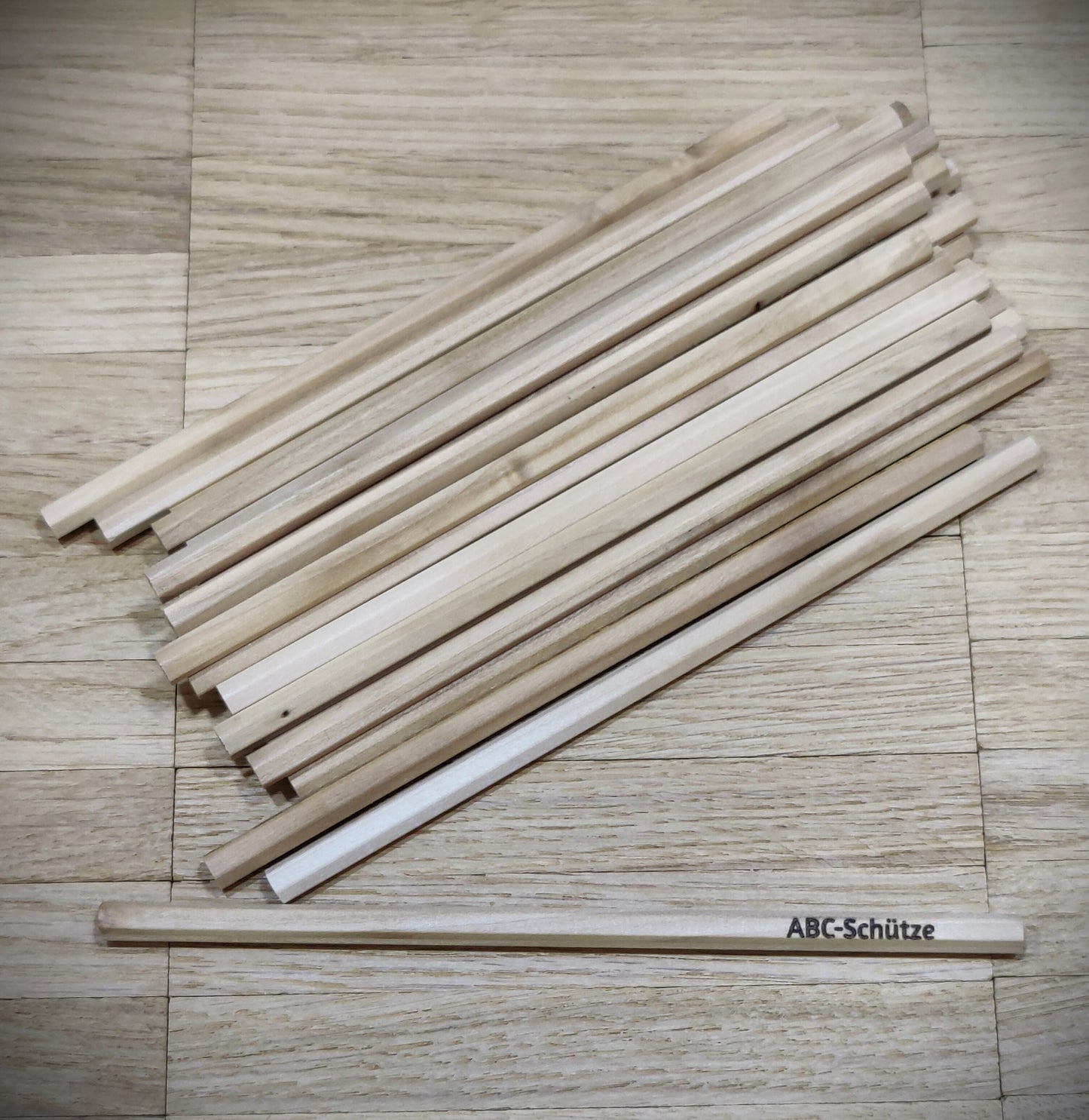 Personalisierter Bleistift mit Gravur | Gastgeschenk Hochzeit & Kommunion | Platzkarte Alternative | Bleistift mit Namen für Schultüte