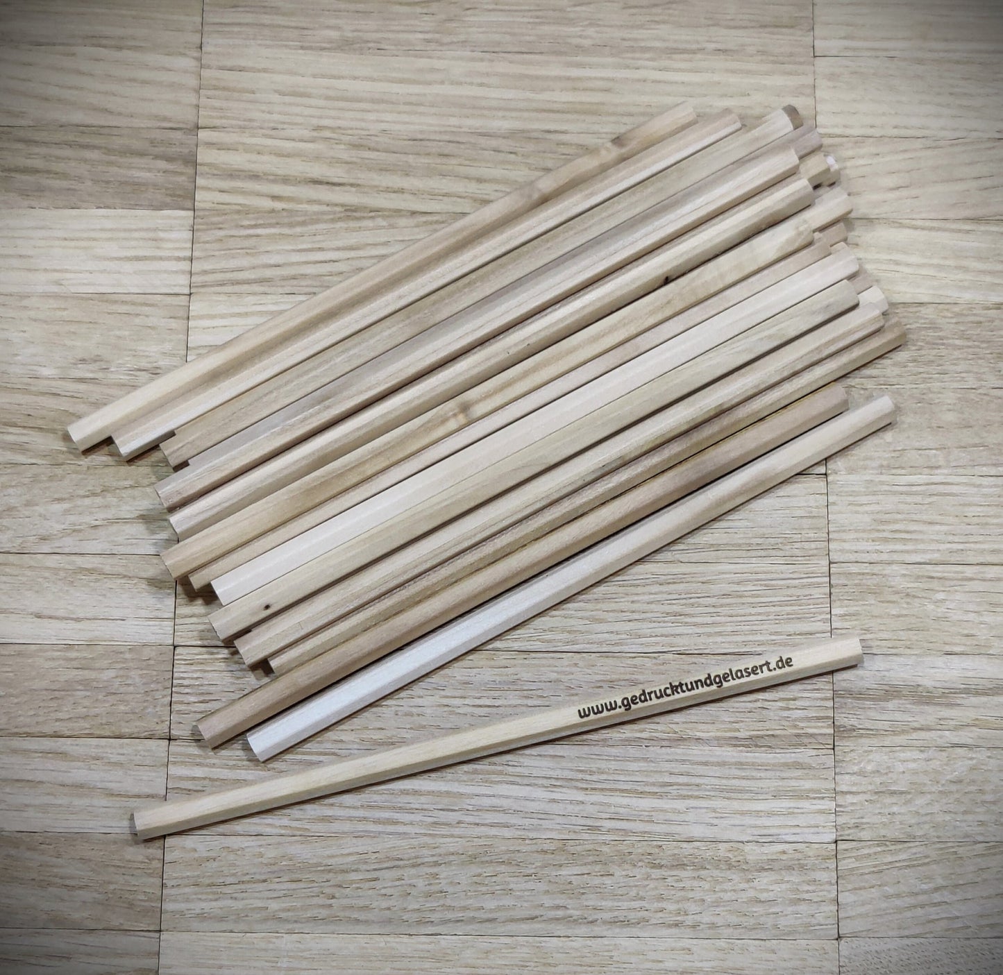 Personalisierter Bleistift mit Gravur | Gastgeschenk Hochzeit & Kommunion | Platzkarte Alternative | Bleistift mit Namen für Schultüte