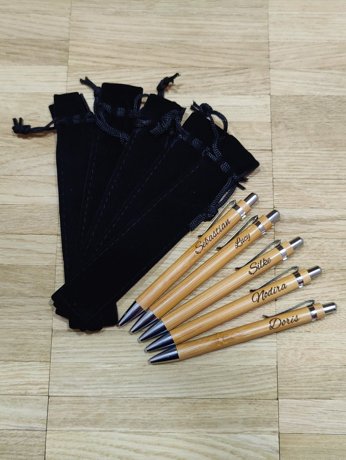 Kugelschreiber personalisiert aus Bambus mit Samtetui mit Kordel individueller Gravur Holzkugelschreiber Holz Gastgeschenk Geschenk