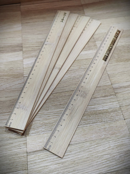 Personalisiertes Lineal aus Bambus 30 cm mit Gravur | Holzlineal mit Name | Geschenk zur Einschulung & Studium | Büro-Accessoire