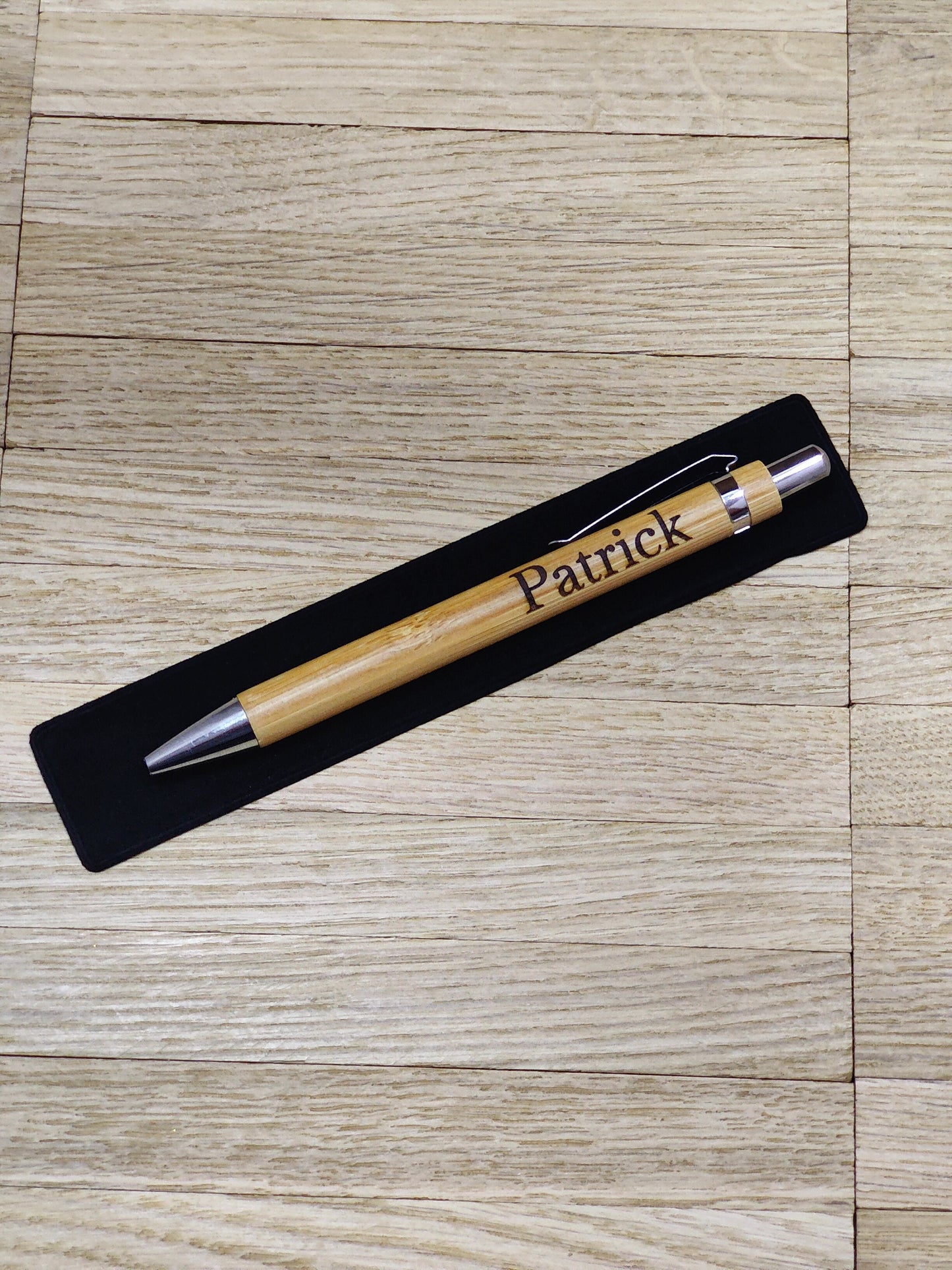 Kugelschreiber personalisiert aus Bambus mit Samthülle und Gravur Business schwarz Holzkugelschreiber Holz Gastgeschenk Kuli Stift Etui