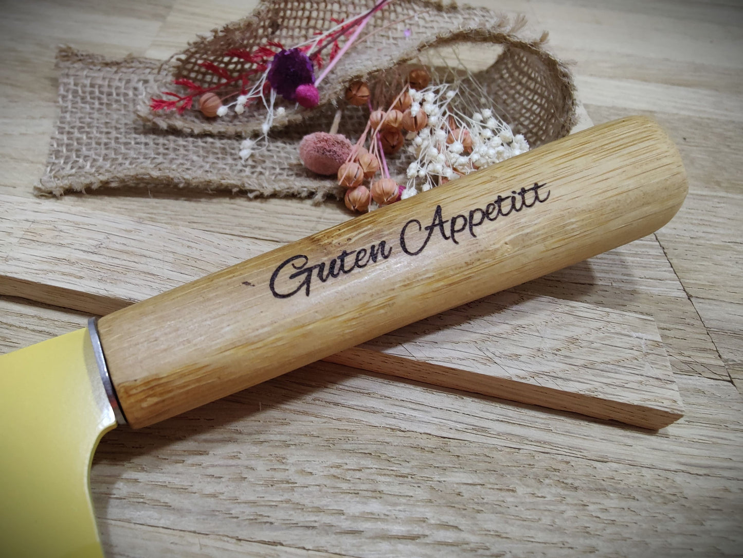 Personalisiertes Kochmesser mit Bambusgriff & Gravur | Scharfes Chefmesser gelb 20 cm | Küchenmesser | Antihaft-Beschichtung, Leichtgewicht