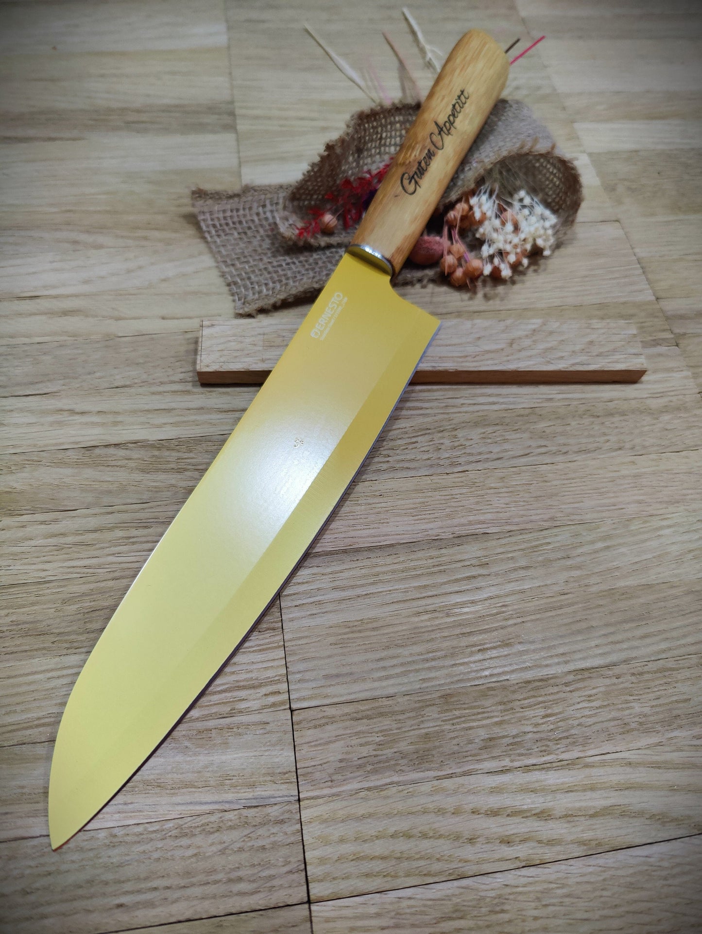 Personalisiertes Kochmesser mit Bambusgriff & Gravur | Scharfes Chefmesser gelb 20 cm | Küchenmesser | Antihaft-Beschichtung, Leichtgewicht