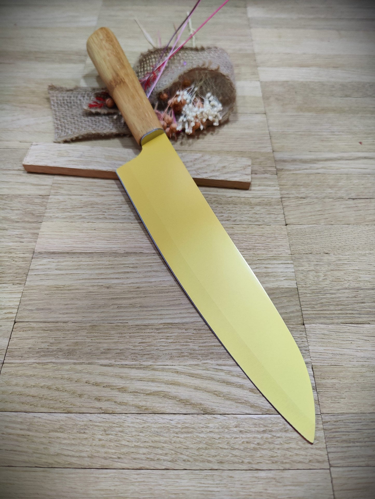 Personalisiertes Kochmesser mit Bambusgriff & Gravur | Scharfes Chefmesser gelb 20 cm | Küchenmesser | Antihaft-Beschichtung, Leichtgewicht