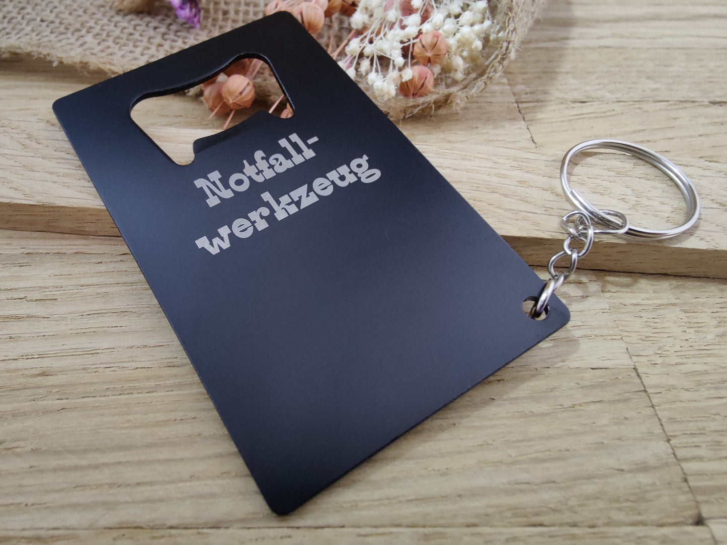 Flaschenöffner als Schlüsselanhänger schwarz Kreditkartenformat mit Gravur Geschenk Geschenkidee
