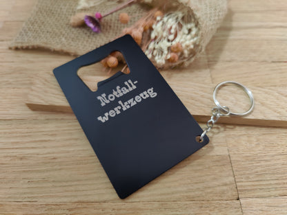 Flaschenöffner als Schlüsselanhänger schwarz Kreditkartenformat mit Gravur Geschenk Geschenkidee