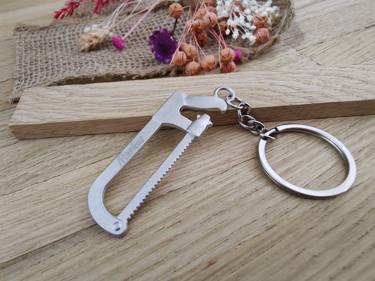 Schlüsselanhänger Säge Werkzeug DIY Heimwerken Metall mit individueller Gravur Geschenk