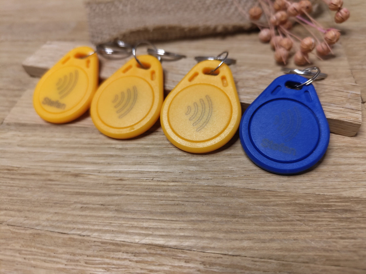 NFC Tag Chip Token Schlüsselanhänger gelb/rot/blau mit individueller Gravur personalisiert