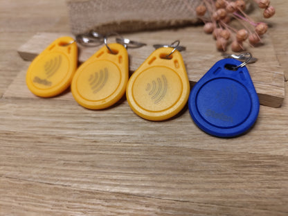 NFC Tag Chip Token Schlüsselanhänger gelb/rot/blau mit individueller Gravur personalisiert