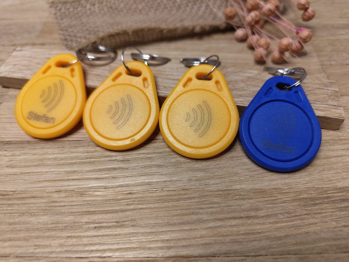 NFC Tag Chip Token Schlüsselanhänger gelb/rot/blau mit individueller Gravur personalisiert