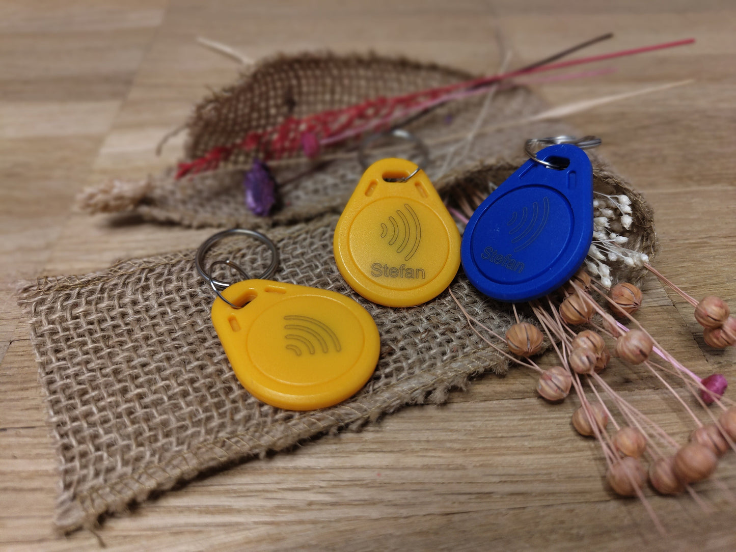 NFC Tag Chip Token Schlüsselanhänger gelb/rot/blau mit individueller Gravur personalisiert