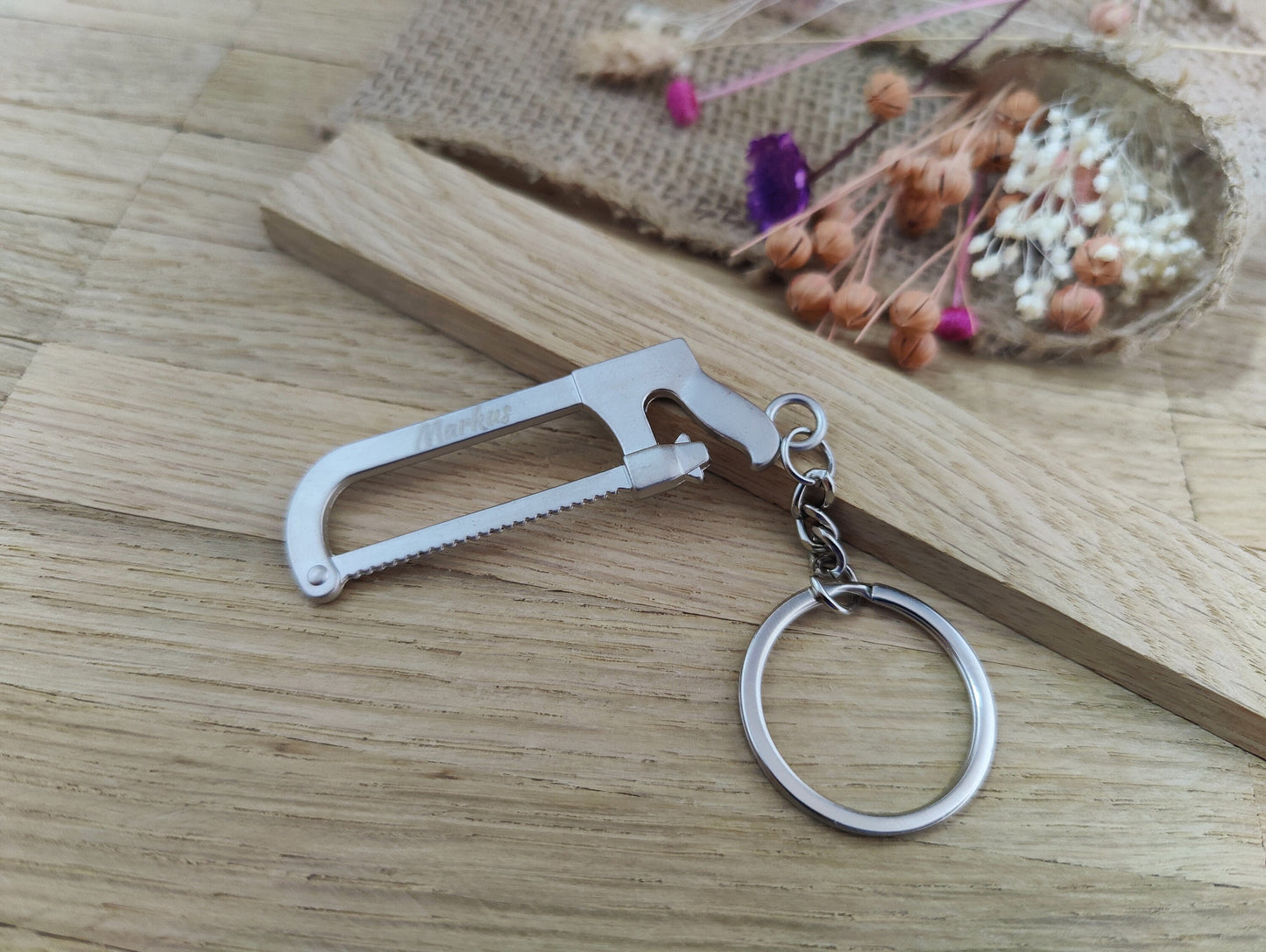 Schlüsselanhänger Säge Werkzeug DIY Heimwerken Metall mit individueller Gravur Geschenk