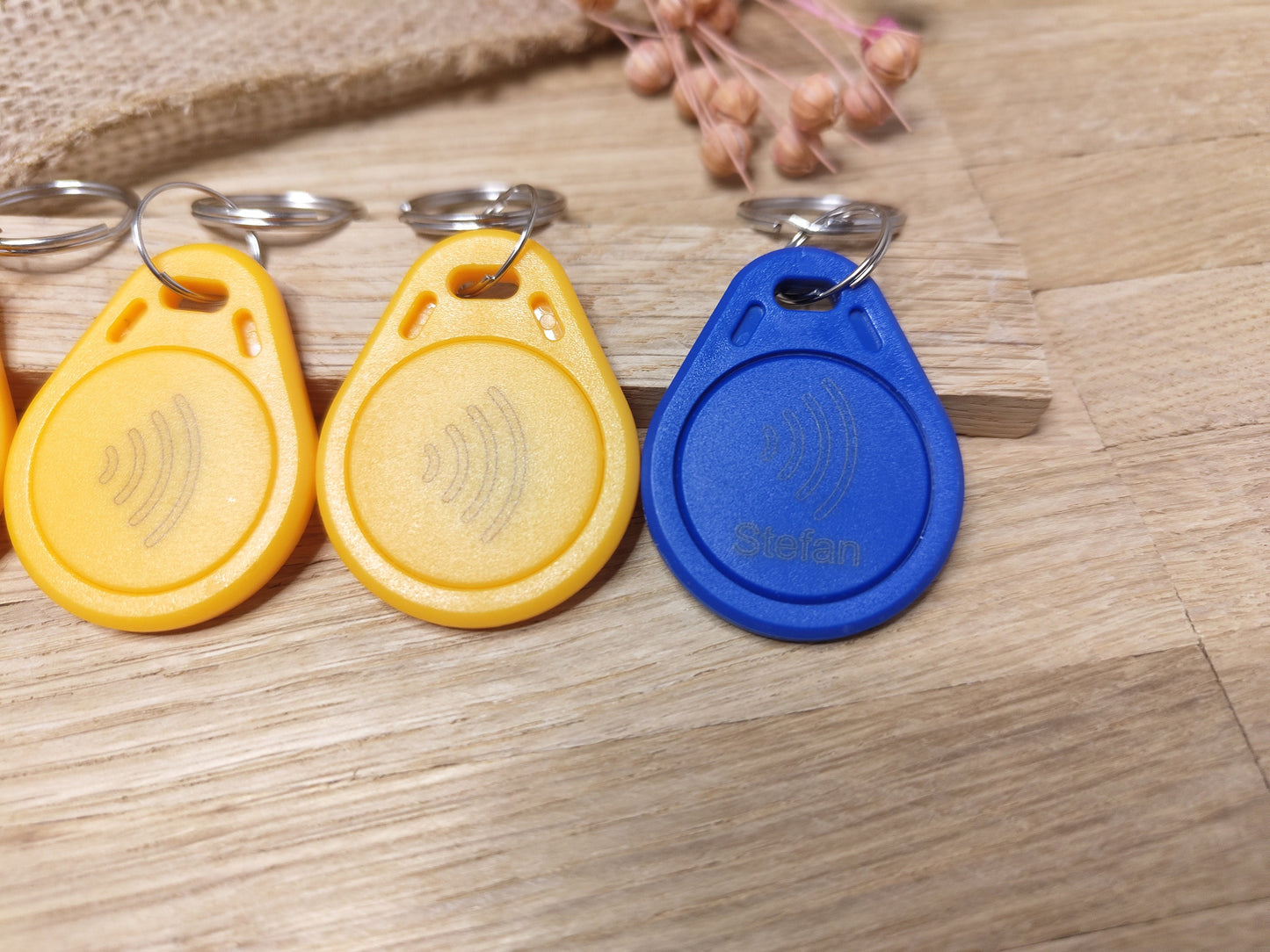NFC Tag Chip Token Schlüsselanhänger gelb/rot/blau mit individueller Gravur personalisiert