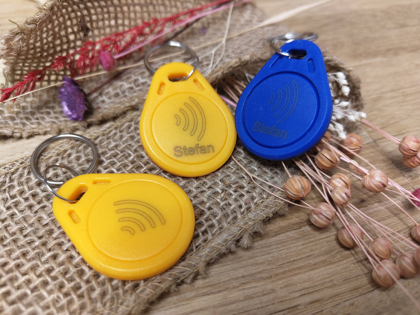 NFC Tag Chip Token Schlüsselanhänger gelb/rot/blau mit individueller Gravur personalisiert