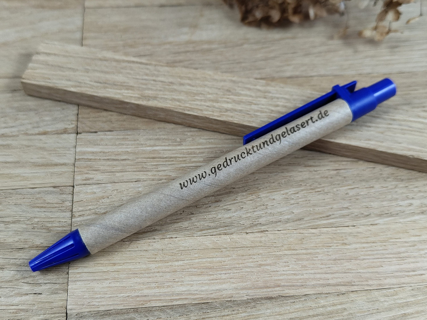 Kugelschreiber personalisiert aus recyceltem Papier verschiedene Farben mit individueller Gravur blau Kuli Stift Gastgeschenk Geschenk Gift