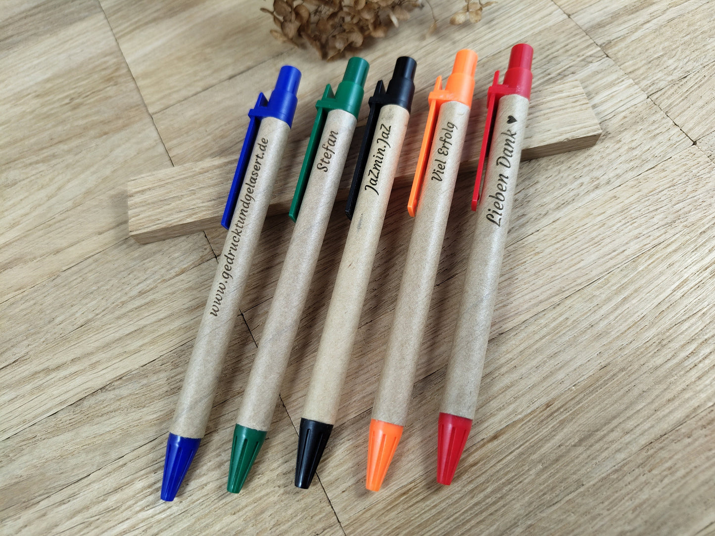 Kugelschreiber personalisiert aus recyceltem Papier verschiedene Farben mit individueller Gravur blau Kuli Stift Gastgeschenk Geschenk Gift