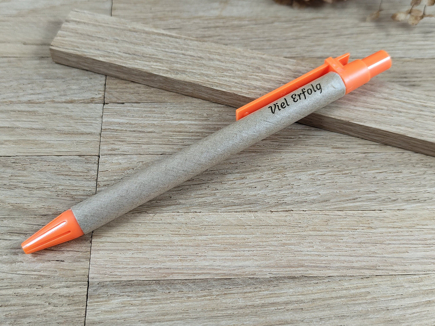 Kugelschreiber personalisiert aus recyceltem Papier verschiedene Farben mit individueller Gravur blau Kuli Stift Gastgeschenk Geschenk Gift