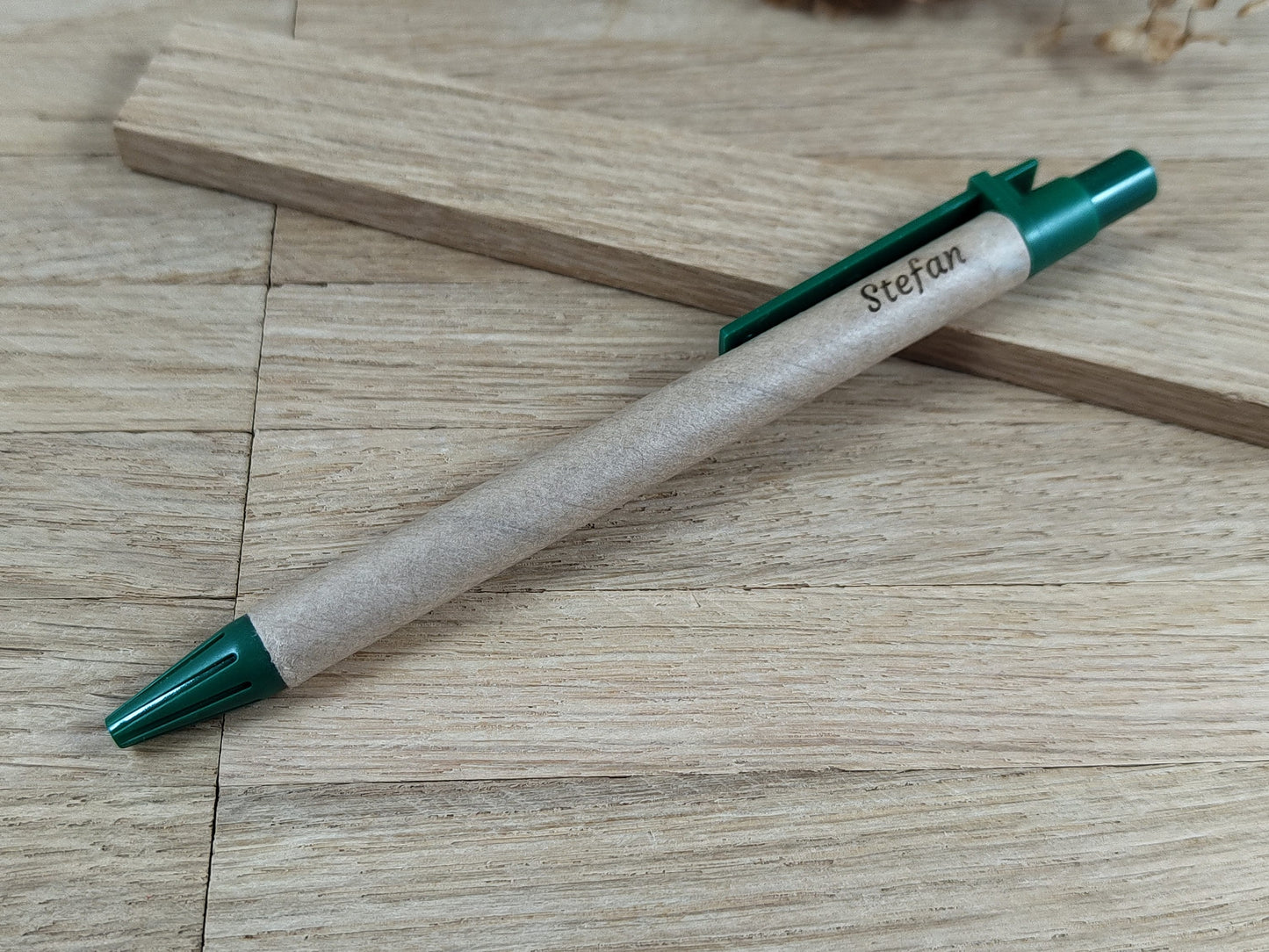 Kugelschreiber personalisiert aus recyceltem Papier verschiedene Farben mit individueller Gravur blau Kuli Stift Gastgeschenk Geschenk Gift