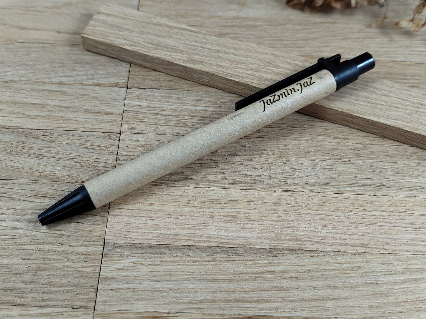 Kugelschreiber personalisiert aus recyceltem Papier verschiedene Farben mit individueller Gravur blau Kuli Stift Gastgeschenk Geschenk Gift
