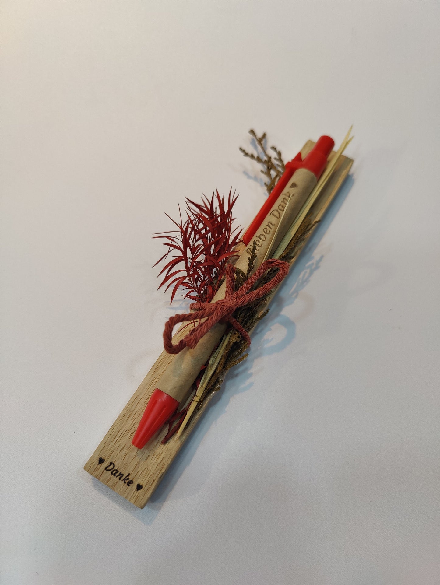 Kugelschreiber personalisiert Geschenk mit Trockenblumen Deko Pappe individueller Gravur blau Kuli Stift Gastgeschenk Geschenk Gift