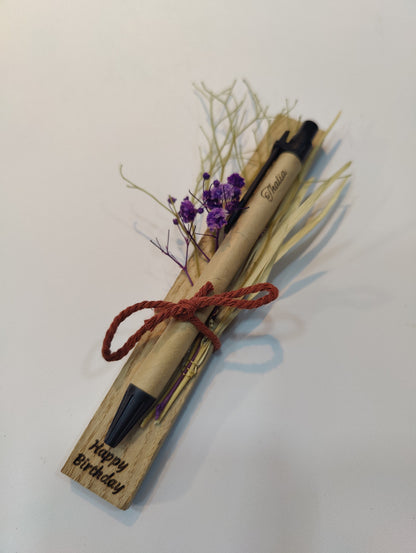 Kugelschreiber personalisiert Geschenk mit Trockenblumen Deko Pappe individueller Gravur blau Kuli Stift Gastgeschenk Geschenk Gift