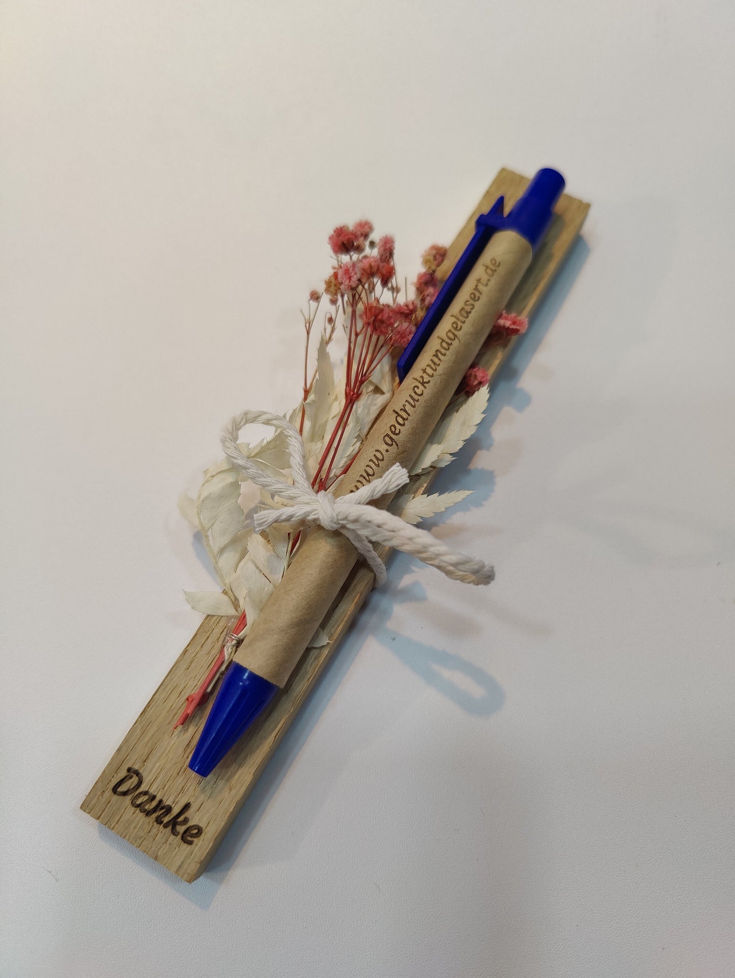 Kugelschreiber personalisiert Geschenk mit Trockenblumen Deko Pappe individueller Gravur blau Kuli Stift Gastgeschenk Geschenk Gift