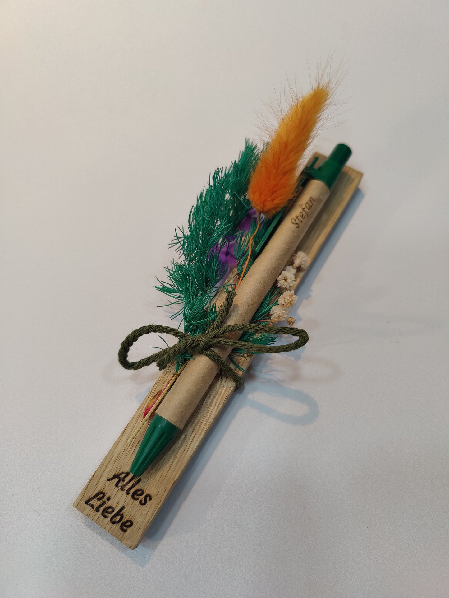 Kugelschreiber personalisiert Geschenk mit Trockenblumen Deko Pappe individueller Gravur blau Kuli Stift Gastgeschenk Geschenk Gift