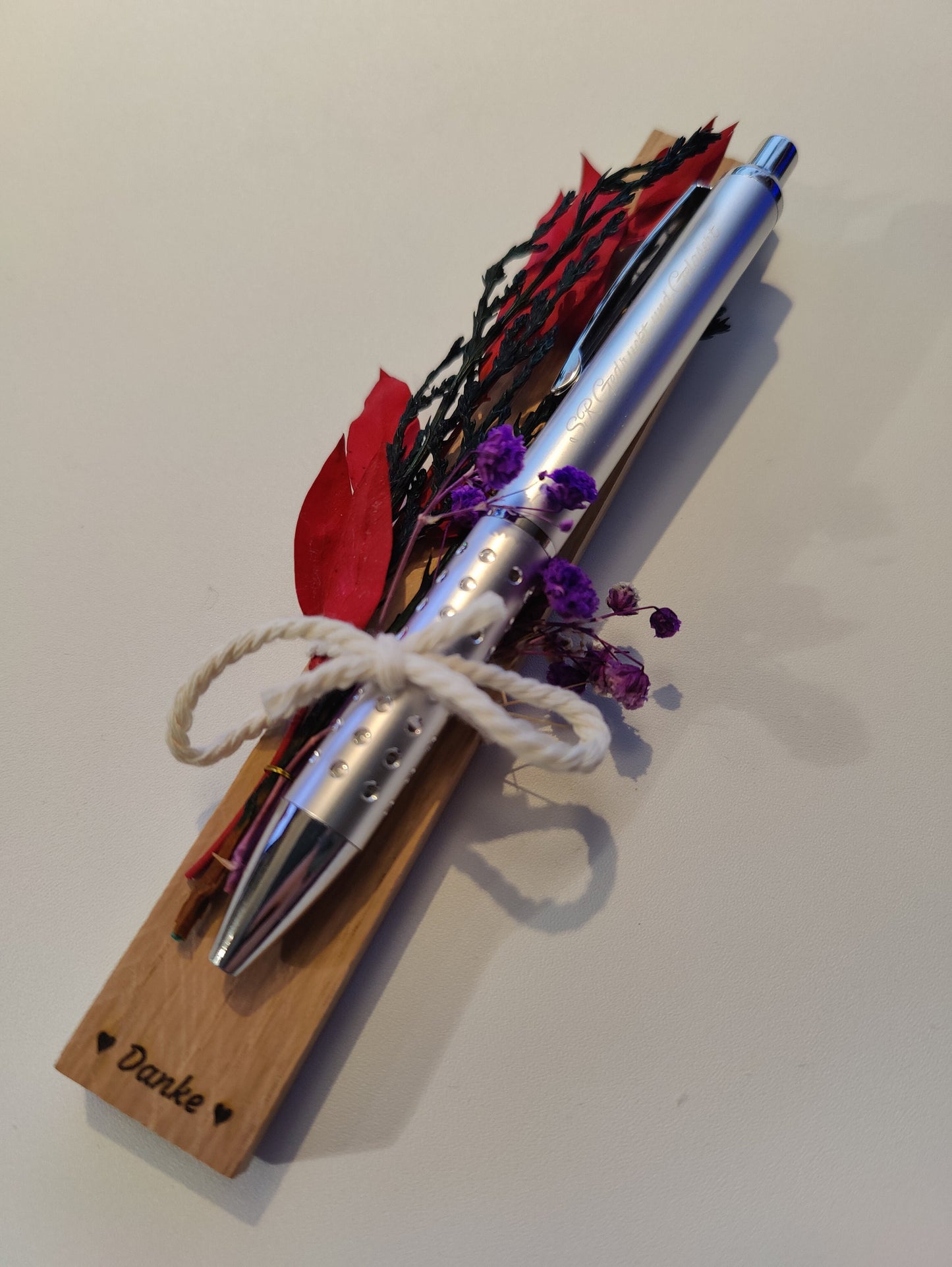 Kugelschreiber personalisiert Geschenk mit Trockenblumen Deko Aluminium individueller Gravur schwarz Kuli Stift Gastgeschenk Geschenk Gift