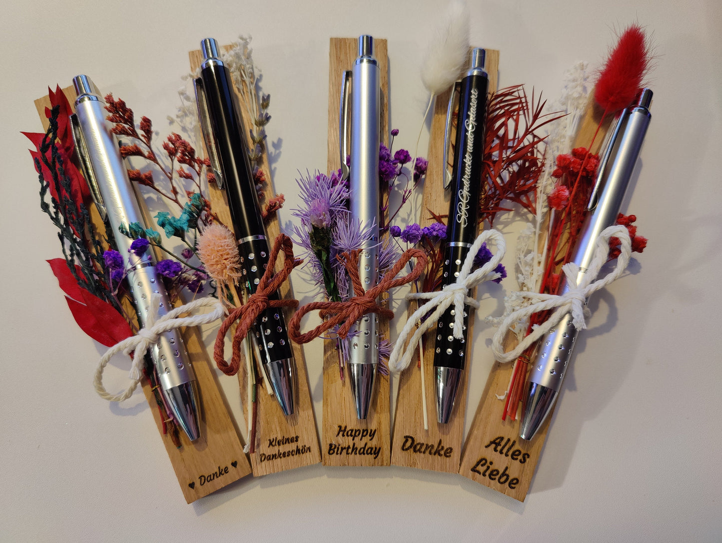Kugelschreiber personalisiert Geschenk mit Trockenblumen Deko Aluminium individueller Gravur schwarz Kuli Stift Gastgeschenk Geschenk Gift