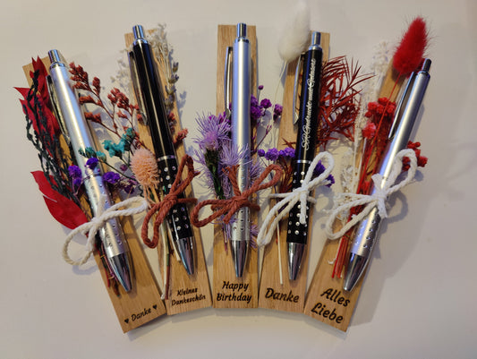 Kugelschreiber personalisiert Geschenk mit Trockenblumen Deko Aluminium individueller Gravur schwarz Kuli Stift Gastgeschenk Geschenk Gift