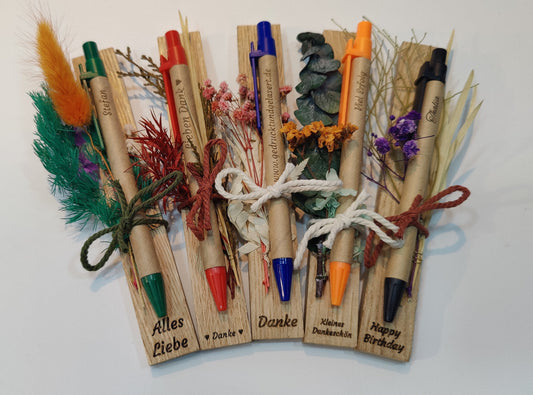 Kugelschreiber personalisiert Geschenk mit Trockenblumen Deko Pappe individueller Gravur blau Kuli Stift Gastgeschenk Geschenk Gift