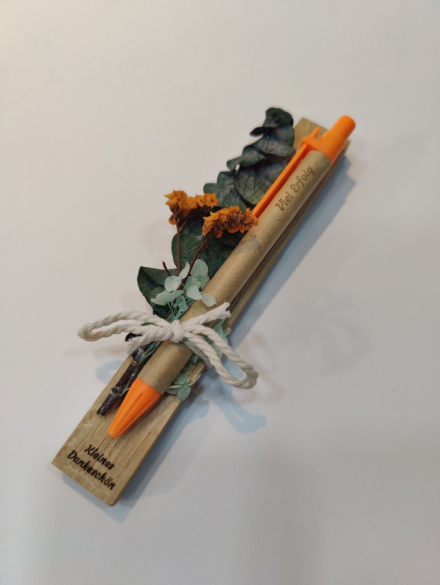 Kugelschreiber personalisiert Geschenk mit Trockenblumen Deko Pappe individueller Gravur blau Kuli Stift Gastgeschenk Geschenk Gift
