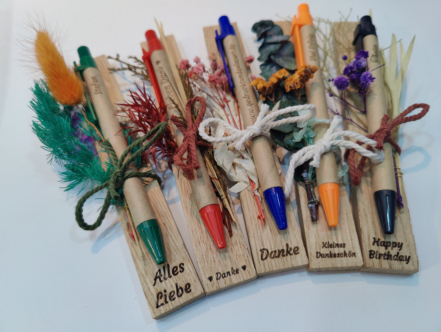 Kugelschreiber personalisiert Geschenk mit Trockenblumen Deko Pappe individueller Gravur blau Kuli Stift Gastgeschenk Geschenk Gift