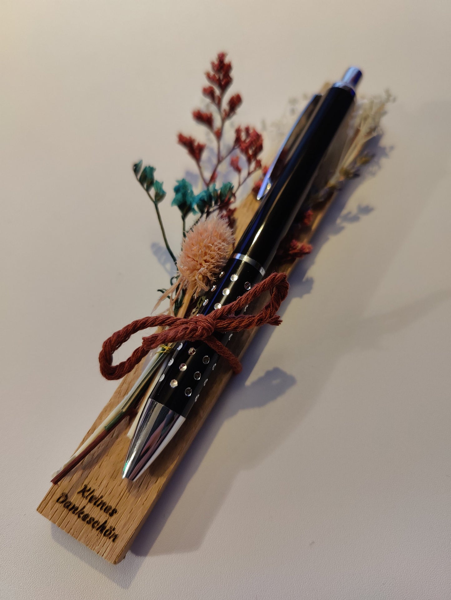 Kugelschreiber personalisiert Geschenk mit Trockenblumen Deko Aluminium individueller Gravur schwarz Kuli Stift Gastgeschenk Geschenk Gift
