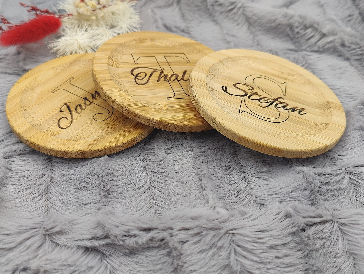 Untersetzer personalisiert Holz rund Namen Initialien Bambus mit Wunschgravur individuelles Geschenk Geschenkidee Glasuntersetzer