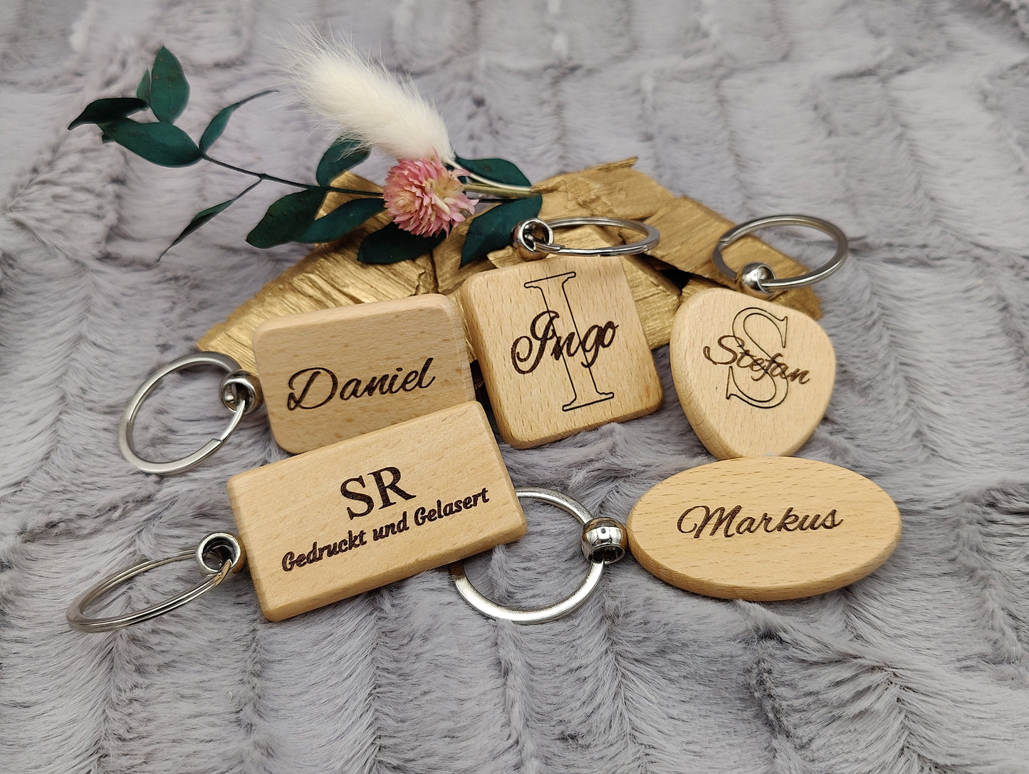 Personalisierter Schlüsselanhänger Holz mit Gravur | Individueller Holzanhänger Herz Rechteck Oval Quadrat | Gastgeschenk Hochzeit & Einzug