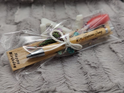 Kugelschreiber personalisiert Geschenk mit Trockenblumen Deko Bambus individueller Gravur schwarz Kuli Stift Holz Gastgeschenk Geschenk Gift
